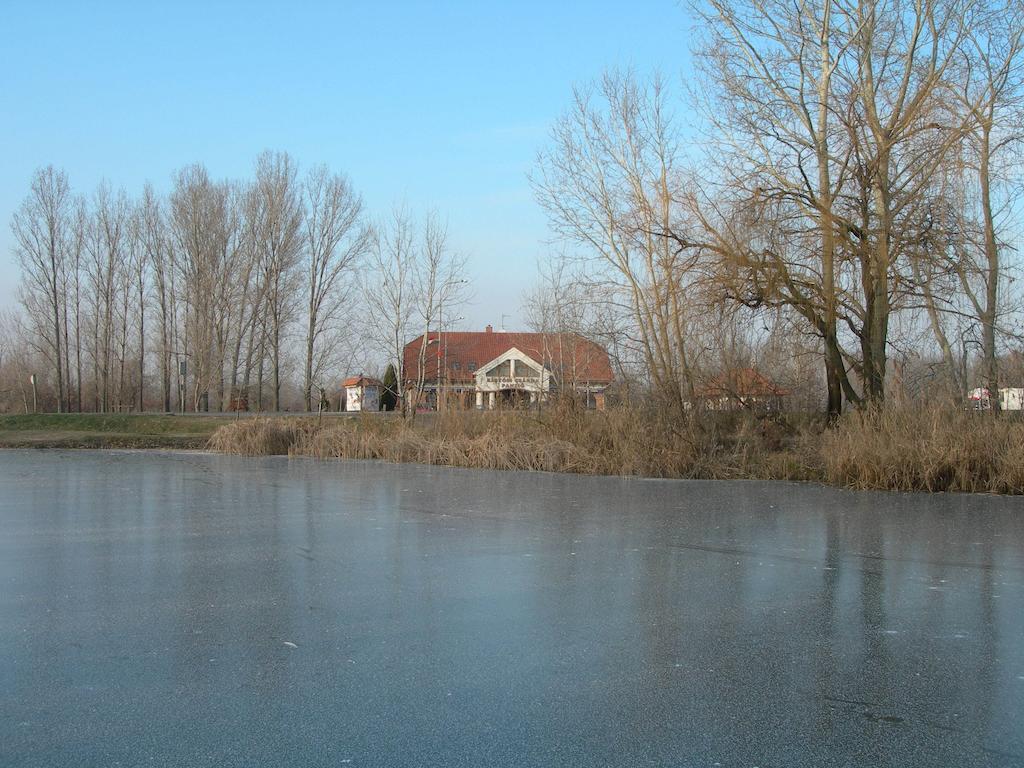 Kigyosi Csarda & Panzio Bed & Breakfast Fulopszallas ภายนอก รูปภาพ
